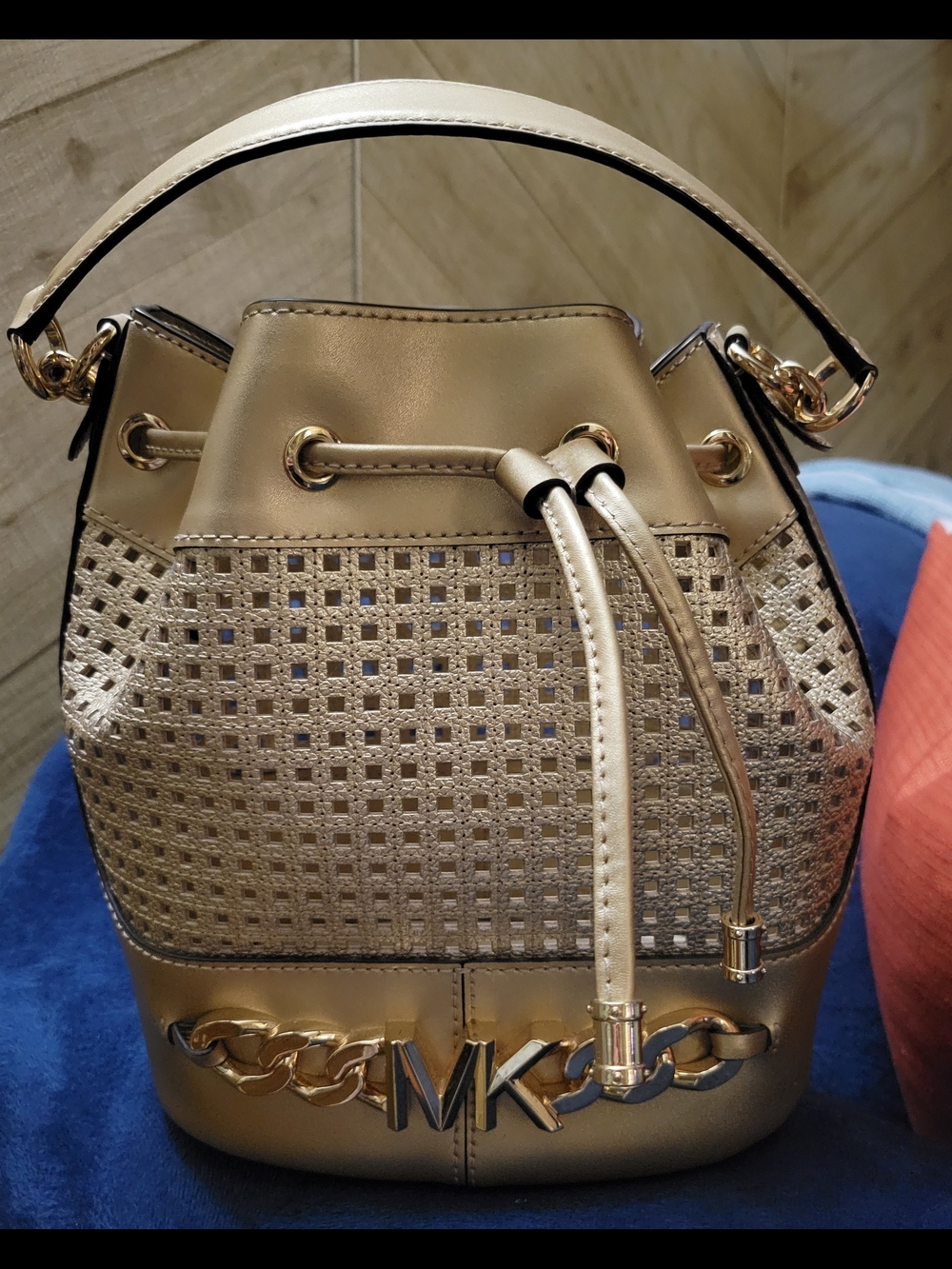 Michael Kors Devon Medium Drawstring Bucket Bag In Metallic Gold